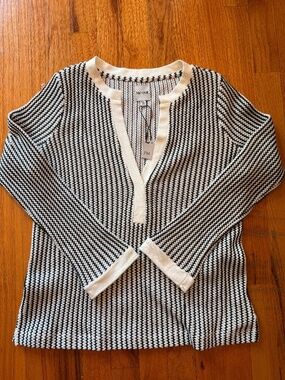 NIC+ZOE Zig Zag Split V-Neck Top in Black and White, size Medium